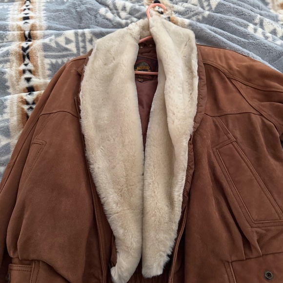 Woman’s leather bomber jacket - Picture 2 of 9